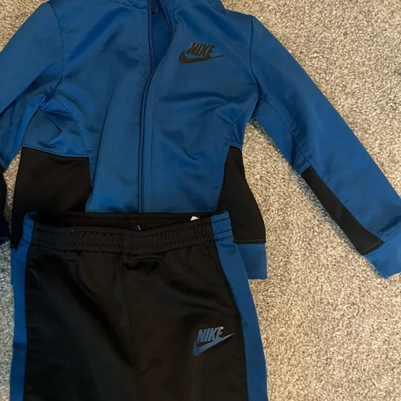 Toddler Nike Sets - Picture 2 of 3